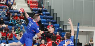 Mecz piłki ręcznej Azoty Puławy-MMTS Kwidzyn. Z wyskoku rzuca zawodnik z Puław.