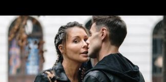 Kadr z filmu. Mężczyzna caluje kobietę ona patrzy na fotografującego