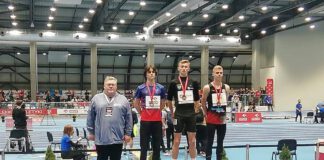 Lekkoatletyczne Mistrzostwa Polski Juniorów. Trzech medalistów biegu na 1500m stoi na podium