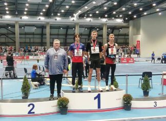 Lekkoatletyczne Mistrzostwa Polski Juniorów. Trzech medalistów biegu na 1500m stoi na podium