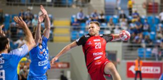 Piłka ręczna. Zawodnik MMTS Kwidzyn rzuca z wyskoku. W obronie dwóch zawodników Orlenu