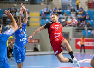 Piłka ręczna. Zawodnik MMTS Kwidzyn rzuca z wyskoku. W obronie dwóch zawodników Orlenu