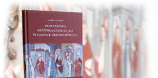dwa egzemplarze książki na tle polichromii ukazujących wielkich mistrzów w katedrze w Kwidzynie