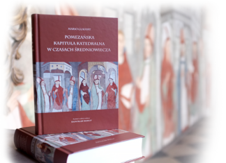 dwa egzemplarze książki na tle polichromii ukazujących wielkich mistrzów w katedrze w Kwidzynie