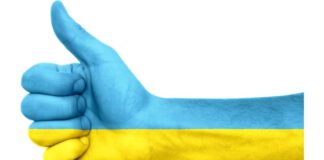 ręka z kciukiem go góry w barwach Ukrainy - symbol jedności