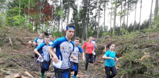 Grupa młodzieży z UMKS zbiega z góry, po wykarczowanym terenie