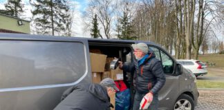 ładowanie darów dla ukraińskiego miasta Bar