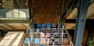 Wielokolorowe plecaki ułożone na ośmiu stopniach schodów