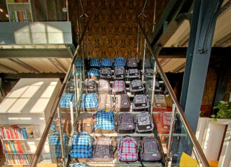 Wielokolorowe plecaki ułożone na ośmiu stopniach schodów