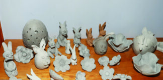 wyroby Warsztatu Terapii Zajęciowej - gliniane ozdoby - jajeczka, zajączki i kwiatki