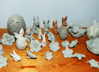 wyroby Warsztatu Terapii Zajęciowej - gliniane ozdoby - jajeczka, zajączki i kwiatki