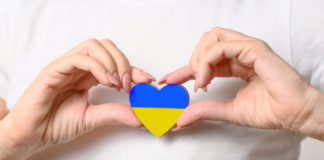 dłonie trzymające serce w kolorach błękitnym i żółtym - w barwach Ukrainy