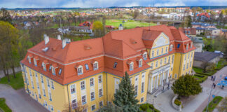 widok urzędu miejskiego w Kwidzynie z lotu ptaka