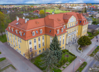 widok urzędu miejskiego w Kwidzynie z lotu ptaka