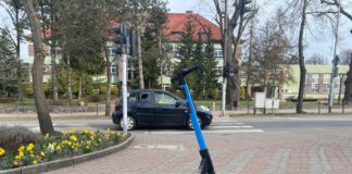 niebieska hulajnoga elektryczna zaparkowana przy ul. Warszawskiej
