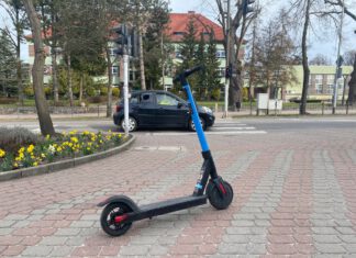 niebieska hulajnoga elektryczna zaparkowana przy ul. Warszawskiej