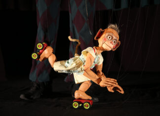 Spektakl Cyrk-Małpa-lalka na wrotkach