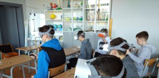 uczniowie SP nr 4 w Kwidzynie w goglach VR
