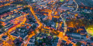 Kwidzyn nocą. Widok z lotu ptaka na kościół św. Trójcy