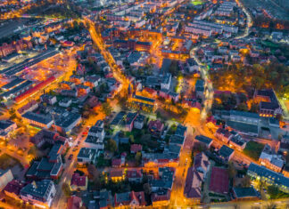 Kwidzyn nocą. Widok z lotu ptaka na kościół św. Trójcy