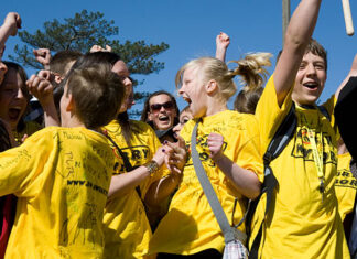 uczniowie w koszulkach Dobry Wybór