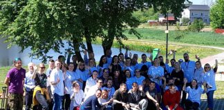 Lacroix sadzi drzewa nad Balatonem