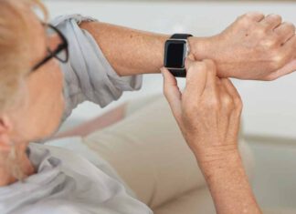 starsza pani korzystająca z opaski bezpieczeństwa na ręce