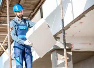 Szansa na termomodernizację budynków robotnik dociepla dom styropianem