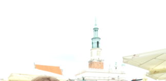 dziewczyna trzyma w ręku gazetę halo