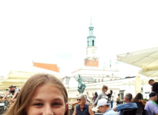 Wakacje z „Halo” – konkurs z nagrodami dziewczyna trzyma w ręku gazetę halo