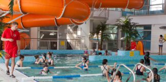 ludzie na pływalni miejskiej plus ratownik