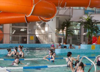 ludzie na pływalni miejskiej plus ratownik