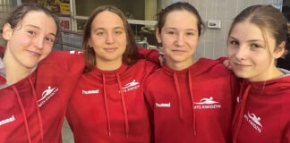 4 dziewczyny w czerwonych bluzach sportowych