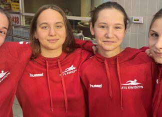 Letnie Mistrzostwa Polski juniorów w pływaniu 4 dziewczyny w czerwonych bluzach sportowych