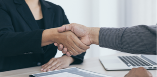 widoczne dłonie w uścisku - damska i męska