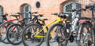 7 rowerów pozostawionych przy szkole
