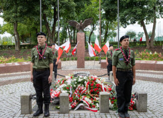 Harcerze przy Grobie Nieznanego Żołnierza