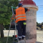 2022.08.03 Remont słupów ogłoszeniowych 03 fot. Dorota Dubas