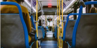 wnętrze autobusu, widok z tyłu