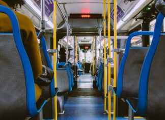 Ogłoszenie o zmianie w zakresie publicznego transportu drogowego wnętrze autobusu, widok z tyłu