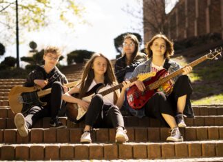 młodzieć siedzi na schodach z gitarami