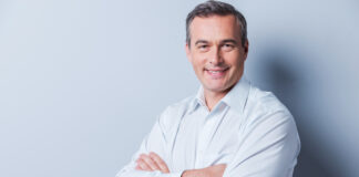 dojrzały mężczyzna w koszuli