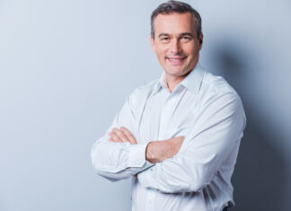 dojrzały mężczyzna w koszuli