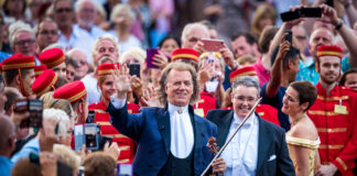 Andre ze skrzypcami, za nim tłum ludzi