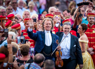 Andre ze skrzypcami, za nim tłum ludzi