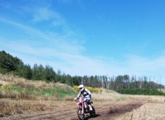 zawodnik cross-country na trasie