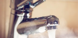 zdjęcie poglądowe: ciepła woda lecąca z kranu