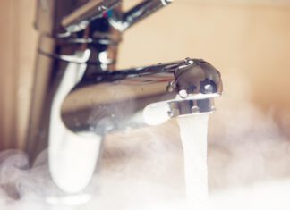 Awaria sieci ciepłowniczej! zdjęcie poglądowe: ciepła woda lecąca z kranu