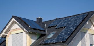 dach budynku z założonymi solarami