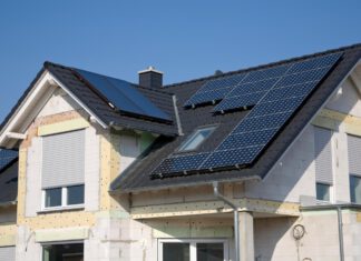 dach budynku z założonymi solarami